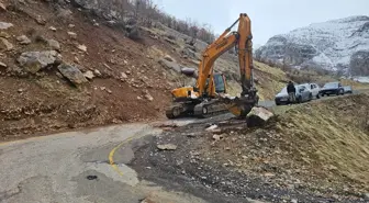 Uludere'de yağış nedeniyle yola düşen kaya parçaları kaldırıldı