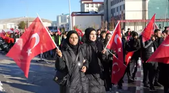 Bayburt Üniversitesi Öğrenci Konseyi ve Toplulukları 'Şehitlere Saygı Yürüyüşü' düzenledi