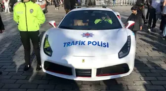 İstanbul Emniyet Müdürlüğü'ne verilen lüks araçlar sergileniyor