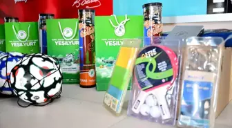 Yeşilyurt Belediye Başkanı Mehmet Çınar, Gündüzbey Şehit Levent Coşkun İlk ve Ortaokuluna spor malzemesi desteğinde bulundu