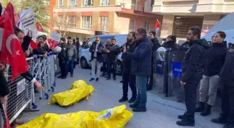 Gaziler ve şehit yakınları, DEM Parti binası önüne sarı torba bıraktı