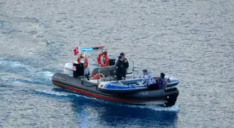 Antalya Konyaaltı Sahili'nde Şişme Botla Balık Avlayan Gençler Deniz Polisi Tarafından Kurtarıldı