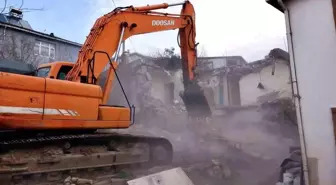 Körfez'de tehlike arz eden ve metruk durumdaki binalar yıkılıyor