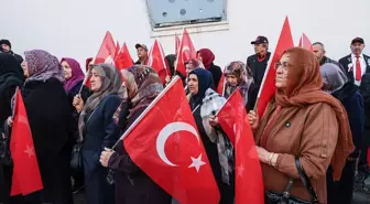 Şehit Aileleri ve Gaziler HDP ve DEM Parti Genel Merkezleri Önünde Basın Açıklaması Yaptı