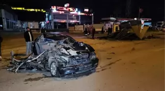 Adana'da Otomobil ile Kamyonetin Çarpıştığı Kazada 1 Kişi Hayatını Kaybetti