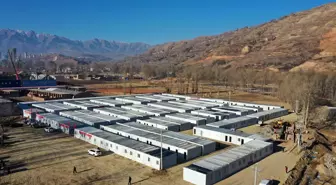 Çin'deki depremzedeler için prefabrik evler inşa ediliyor