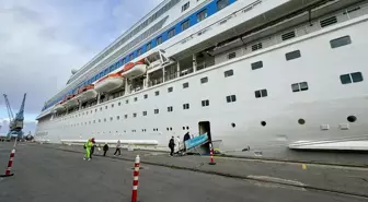 Rusya ile Türkiye arasında yolcu taşıyan kruvaziyer Trabzon Limanı'na geldi