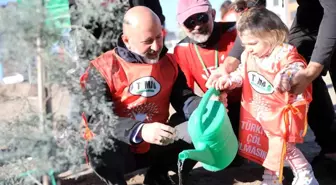Kocasinan Belediye Başkanı Ahmet Çolakbayrakdar, TEMA Vakfı Gönüllüleriyle birlikte ağaç dikti