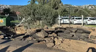 Bodrum'da İçme Suyu Hattında Patlama: Yol Yarıldı, İşletmeler Su Bastı