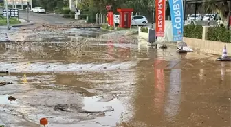 Bodrum'da İçme Suyu Hattında Patlama: Yol Yarıldı, İşletmeler Su Bastı