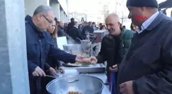 BURDUR'da şehitler için lokma dağıtılırken dua edildi