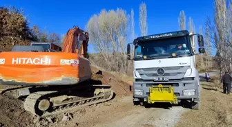 Çekerek Kaymakamı Fidan Bozkır, Yukarı Karahacılı köy yolunda çalışmaları inceledi