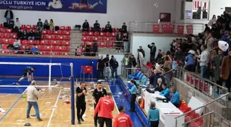 Düzce Belediyesi Spor Akademisi ile Sungurlu Belediyesi arasında oynanan Voleybol 2.lig müsabakasında depremzedelere destek
