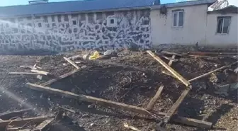 KARS'ta kuvvetli rüzgar etkili oldu; birçok evin çatısı uçtu, ahırlar zarar gördü