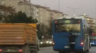 Patenli Genç, Halk Otobüsünün Arkasına Tutunarak Yolculuk Yaptı