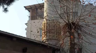 Malatya'da deprem hasarı sonrası tahtalarla güçlendirilen cami minaresi endişe yaratıyor