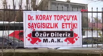 Muş'ta hasta ve yakınından doktora özür pankartı