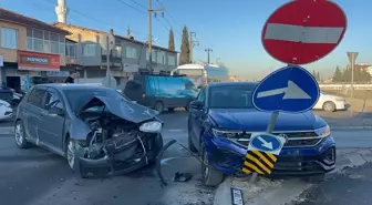 Kocaeli Darıca'da Otomobil ile SUV Çarpıştı: 3 Yaralı