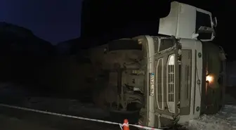 Erzurum'da devrilen tırın sürücüsü yaralandı