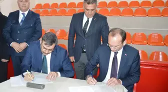 Erzurum Valisi Mustafa Çiftçi, Karayazı ilçesinde kan bağışında bulundu