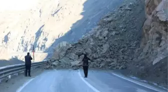 Hakkari-Van kara yolunda heyelan sonrası temizlik çalışmaları başladı