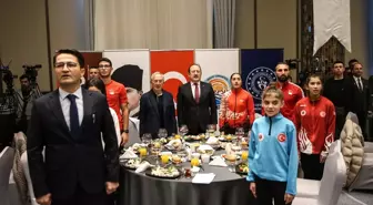 Mersin'de Cumhuriyet'in 100. yılında uluslararası müsabakalarda başarı gösteren milli sporculara ödül verildi