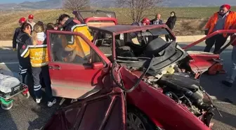 Amasya'nın Merzifon ilçesinde bariyere çarpan otomobilin sürücüsü yaralandı