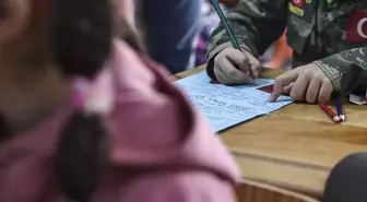 Ankara'da okuma yazmayı yeni öğrenen öğrencilerin yazdığı sevgi ve minnet dolu mektuplar, Hakkari'de vatan nöbeti tutan Mehmetçik'e gönderildi