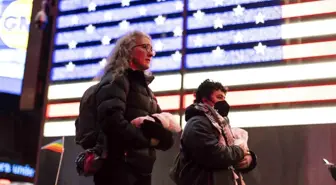 New York'ta İsrail'in Gazze saldırılarına tepki gösteren göstericiler kefenli maketlerle yürüdü