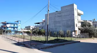 Adana'da Bir Kişi Kaldırımı Telle Çevirdi, Vatandaşlar Şaşkına Düştü