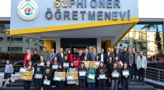 Mersin'de düzenlenen 'Yüreğimdesin Filistin' yarışmasında dereceye girenlere ödülleri verildi