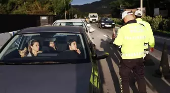 Muğla'nın Bodrum ilçesine 1 günde 10 bin araç giriş yaparken, ekipler ise yılbaşı öncesi gece gündüz uygulama yapmaya başladı