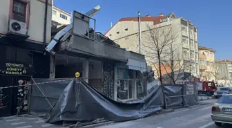 Bolu'da yıkılan binadan düşen moloz parçaları paniğe yol açtı