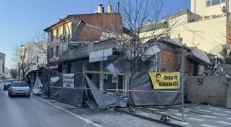 Bolu'da acil yıkım kararı sonucu yıkılan binadan düşen moloz parçaları paniğe yol açtı