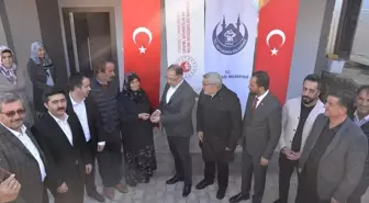 Depremlerden etkilenen Hatay'ın Yayladağı ilçesinde yapılan evin anahtarı teslim edildi