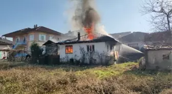 Felçli anne ve oğlu sobadan çıkan yangında kurtarıldı