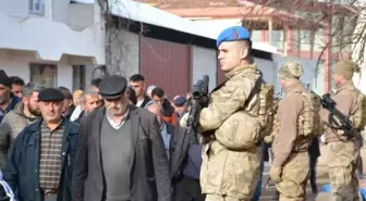 İki ailenin kavgasında ölen genç, güvenlik önlemleri altında toprağa verildi