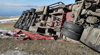 Kars'ta tır devrildi: 2 kişi yaralandı