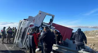 Kars'ın Arpaçay ilçesinde devrilen tırda sıkışan 2 kişi yaralandı