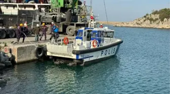 Bartın Limanı'nda Şehit Emniyet Müdürü Zafer Koyuncu'nun İsmini Taşıyan Kontrol Botu Denize İndirildi