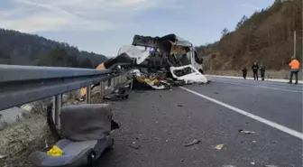 Bolu'da Yem Kamyonu Minibüse Çarptı: 1 Ölü, 4 Yaralı