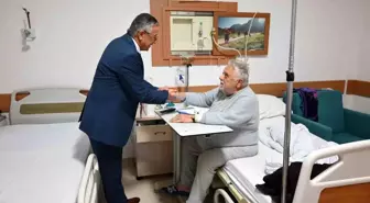 Kemer Belediye Başkanı, hastaları ve sağlıkçıları ziyaret etti