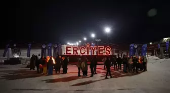 Erciyes'te Meşaleli Gece Kayakları Renkli Görüntüler Oluşturdu