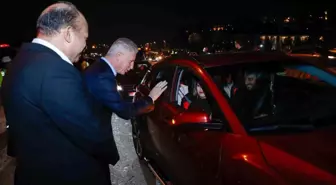 İstanbul Valisi Davut Gül, Yılbaşı Tedbirleri Kapsamında Şehitler Köprüsü'nde Denetim Yapan Polis Ekiplerini Ziyaret Etti
