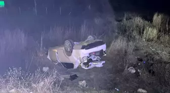Adıyaman'da Otomobil Tarlaya Yuvarlandı: 2 Kişi Yaralandı