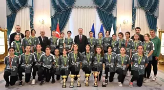 Bursa Büyükşehir Belediye Başkanı Alinur Aktaş, Akçalar Bayan Softball Kulübü oyuncularını ağırladı