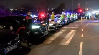İstanbul Valisi Gül, yılbaşı tedbirleri kapsamında polis ekiplerini ziyaret etti