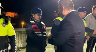 Zonguldak Valisi Osman Hacıbektaşoğlu, Yeni Yıl Gecesi Sürücülere İkramda Bulundu
