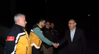 Sakarya Valisi Yaşar Karadeniz, yılbaşı için uygulama yapan polis ve jandarma ekiplerini ziyaret etti