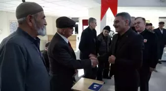 Yozgat Valisi Mehmet Ali Özkan, kamu görevlilerini ziyaret ederek yeni yıllarını kutladı